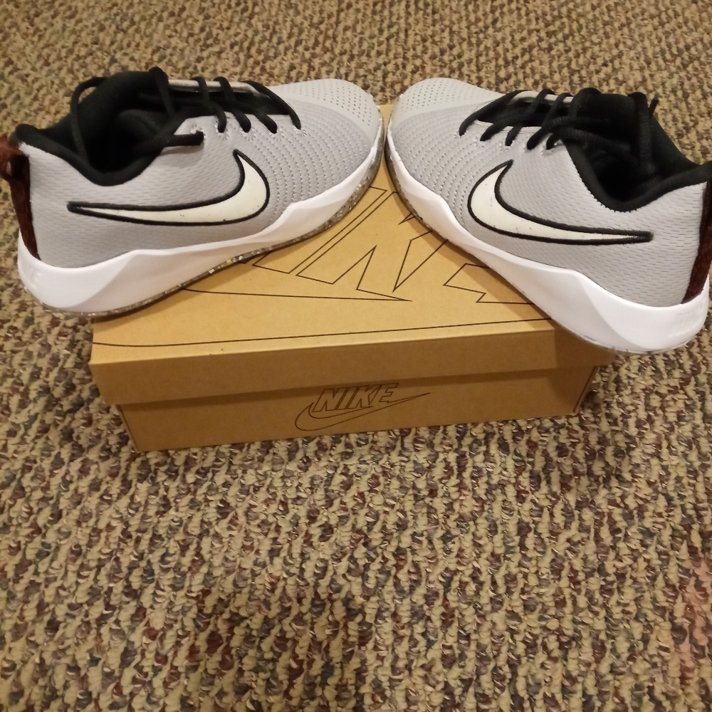Brand New Woman's Nike Size 5y